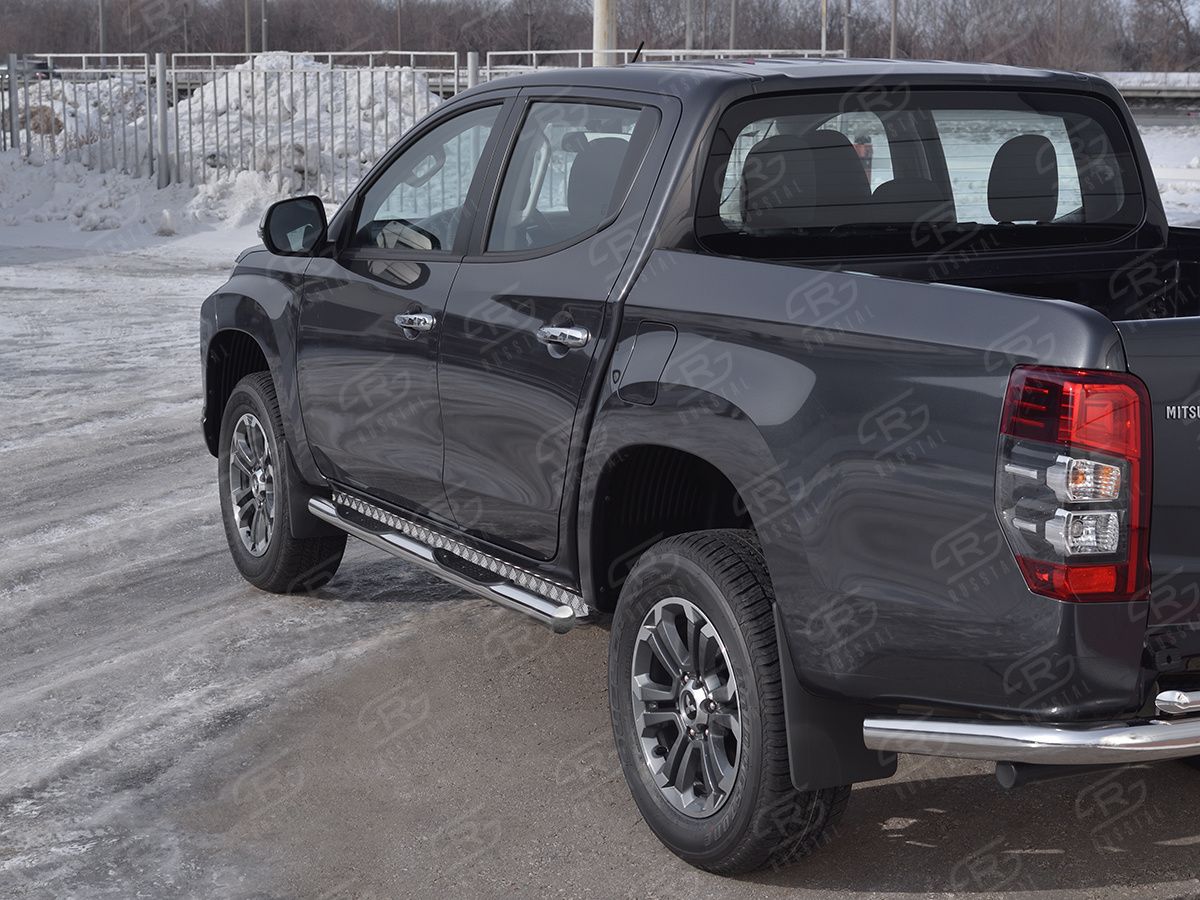 Защита порогов RusStal труба d76 с накладкой (вариант 3) для Mitsubishi L200 V рестайлинг 2018-2026. Артикул ML2T-0032693