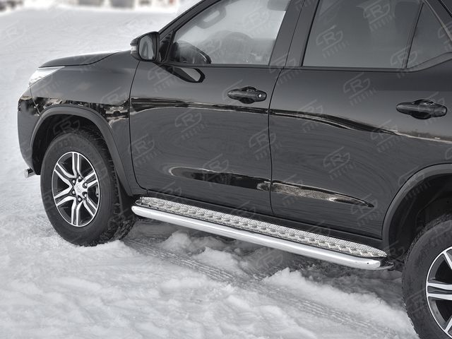 Защита порогов RusStal труба d63 с листом (Лист алюм, проф. нерж) (вариант 1) для Toyota Fortuner II (для России) 2017-2020. Артикул TFL-0028831