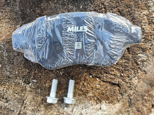 Тормозные колодки Miles (Semi-Metallic) передние для Fiat Panda II 2004-2012. Артикул E100071