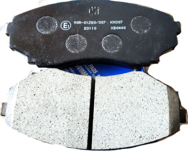 Тормозные колодки MK Kashiyama передние для Mitsubishi Grandis 2004-2011. Артикул D3110