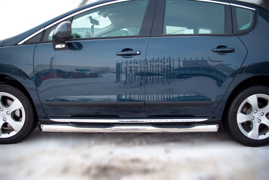 Защита порогов RusStal труба d76 с накладками (вариант 1) для Peugeot 3008 2009-2026. Артикул P38T-0004211