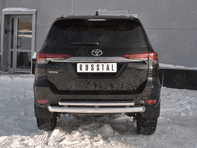 Защита RusStal заднего бампера d76 дуга-d42 дуга+декор паз для Toyota Fortuner II (для России) 2017-2020. Артикул TFZ-002890