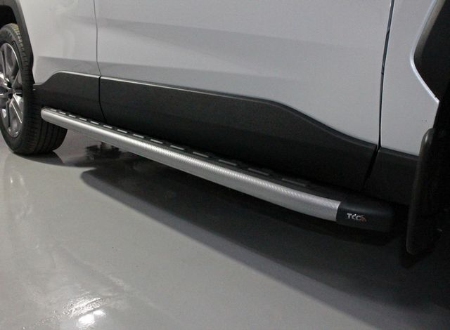 Пороги алюминиевые ТСС с пластиковой накладкой 1720 мм для Toyota RAV4 V 2019-2026 Карбон серебро. Артикул TOYRAV19-23SL