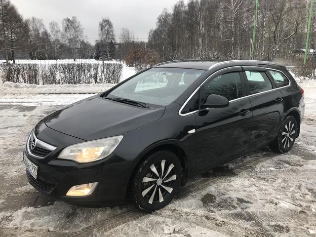 Дефлекторы Cobra Tuning для окон (c хром. молдингом) Opel Astra J универсал 2010-2015. Артикул O12410CR