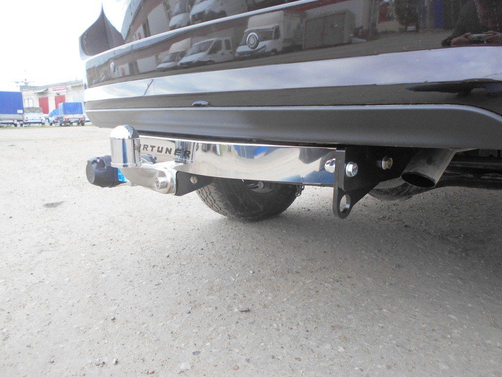 Фаркоп Baltex для Toyota Fortuner II 2017-2026 с нержавеющей накладкой. Фланцевое крепление. Артикул 24900708E