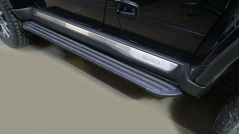 Пороги алюминиевые ТСС Slim Line Black 1600 мм для Baic BJ40 2023-2026. Артикул BAICBJ4023-07B