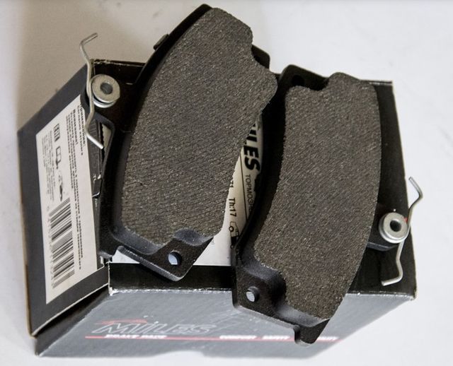 Тормозные колодки Miles (Semi-Metallic) передние для ВАЗ Samara (2108, 2109, 2113, 2114) 1991-2013. Артикул E100025