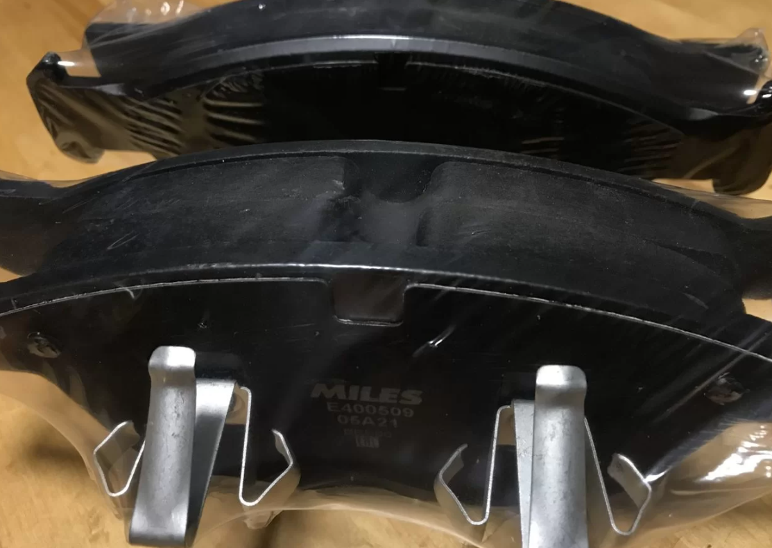 Тормозные колодки Miles (Low-Metallic). Артикул E400509