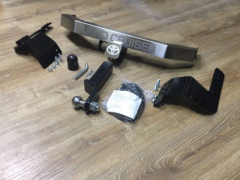 Фаркоп ТСС оцинкованный под американский квадрат для Toyota Land Cruiser 200 TRD 2019-2021 (нерж. шар) с накладкой с надписью Land Cruiser. Артикул TCU00047N