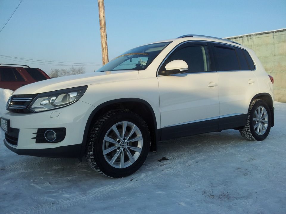 Дефлекторы SIM для окон с хромированным молдингом Volkswagen Tiguan 2008-2016 Темный. Артикул SVOTIG0832-Cr