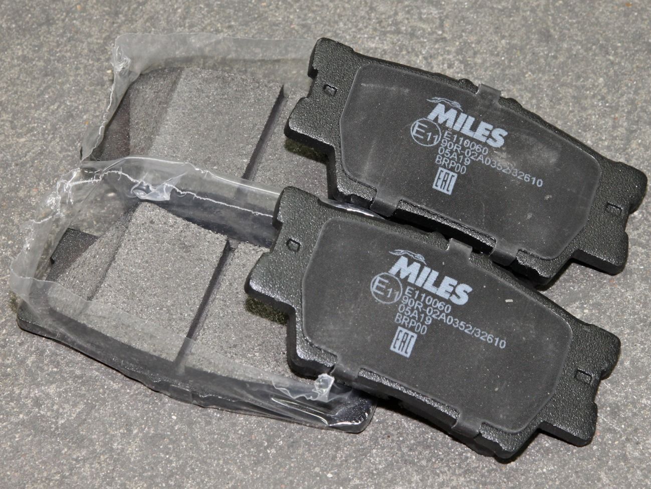 Тормозные колодки Miles (Semi-Metallic). Артикул E110060