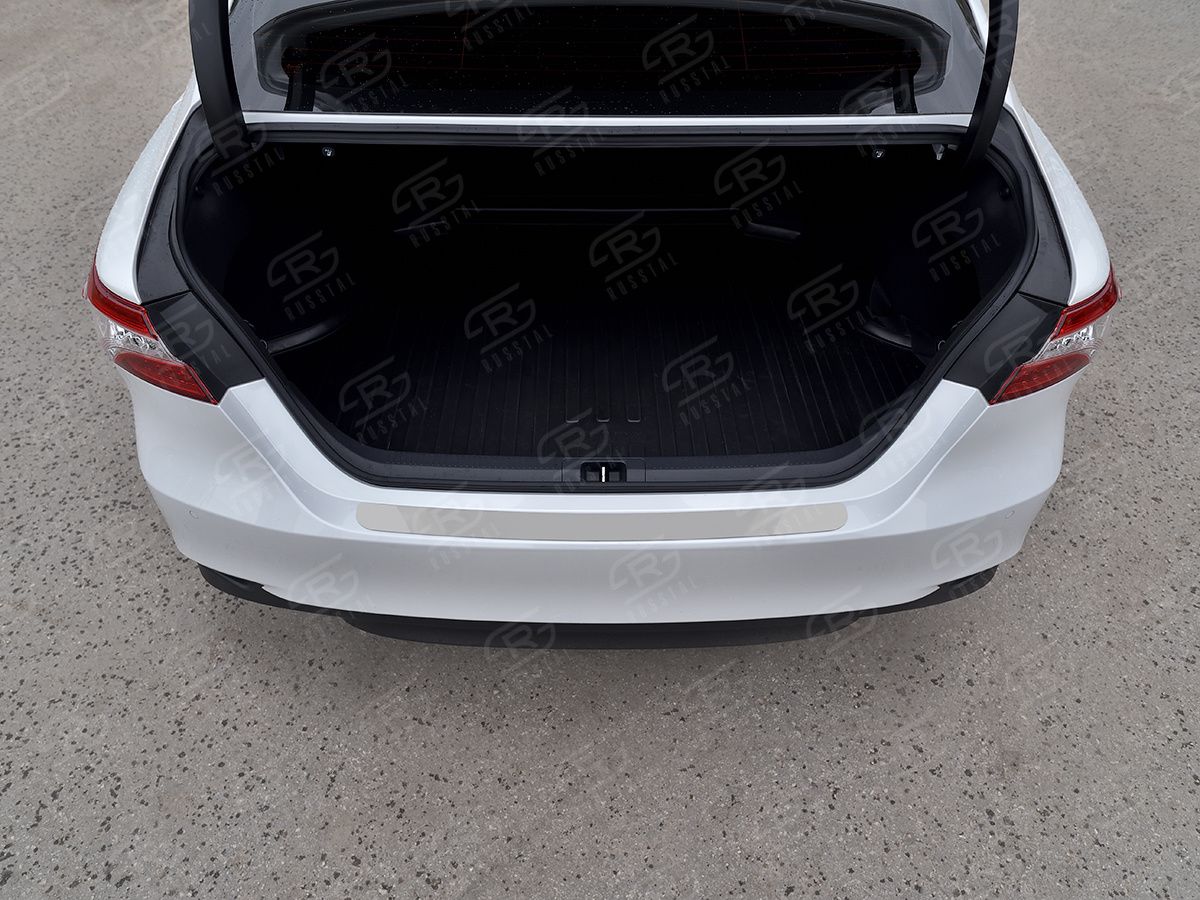 Накладка на задний бампер RusStal для Toyota Camry 70 (V70, XV70) XV70 2017-2026 (нерж. зеркало). Артикул TCAMN-003469