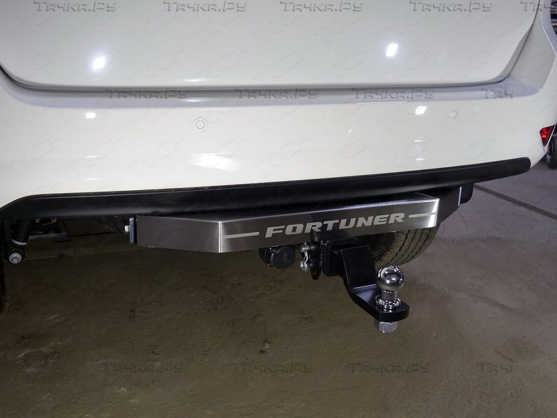 Фаркоп ТСС оцинкованный под американский квадрат для Toyota Fortuner II 2017-2026 с накладкой из нержавеющей стали. Артикул TCU00097