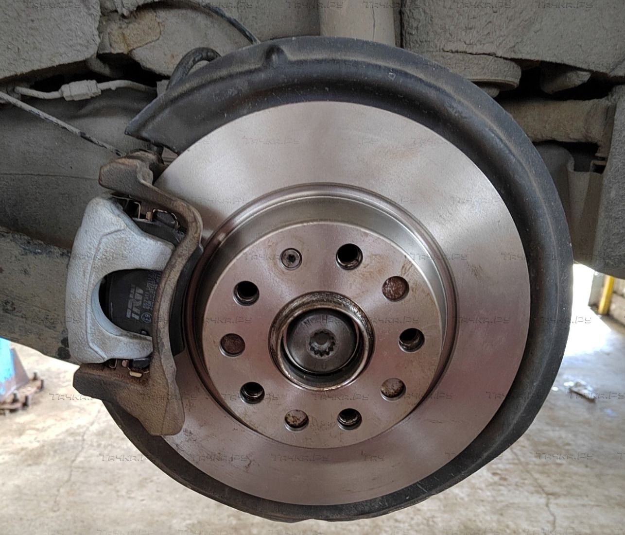 Тормозной диск Miles задний для Volkswagen Golf V 2003-2009. Артикул K010547