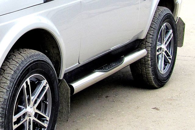 Пороги Slitkoff d76 с проступями для ВАЗ 2121 4х4 Urban 3дв. 2014-2026. Артикул NivUR003