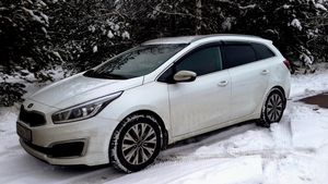 Дефлекторы Cobra Tuning для окон (c хром. молдингом) Kia Ceed II универсал 2012-2017. Артикул K13512CR