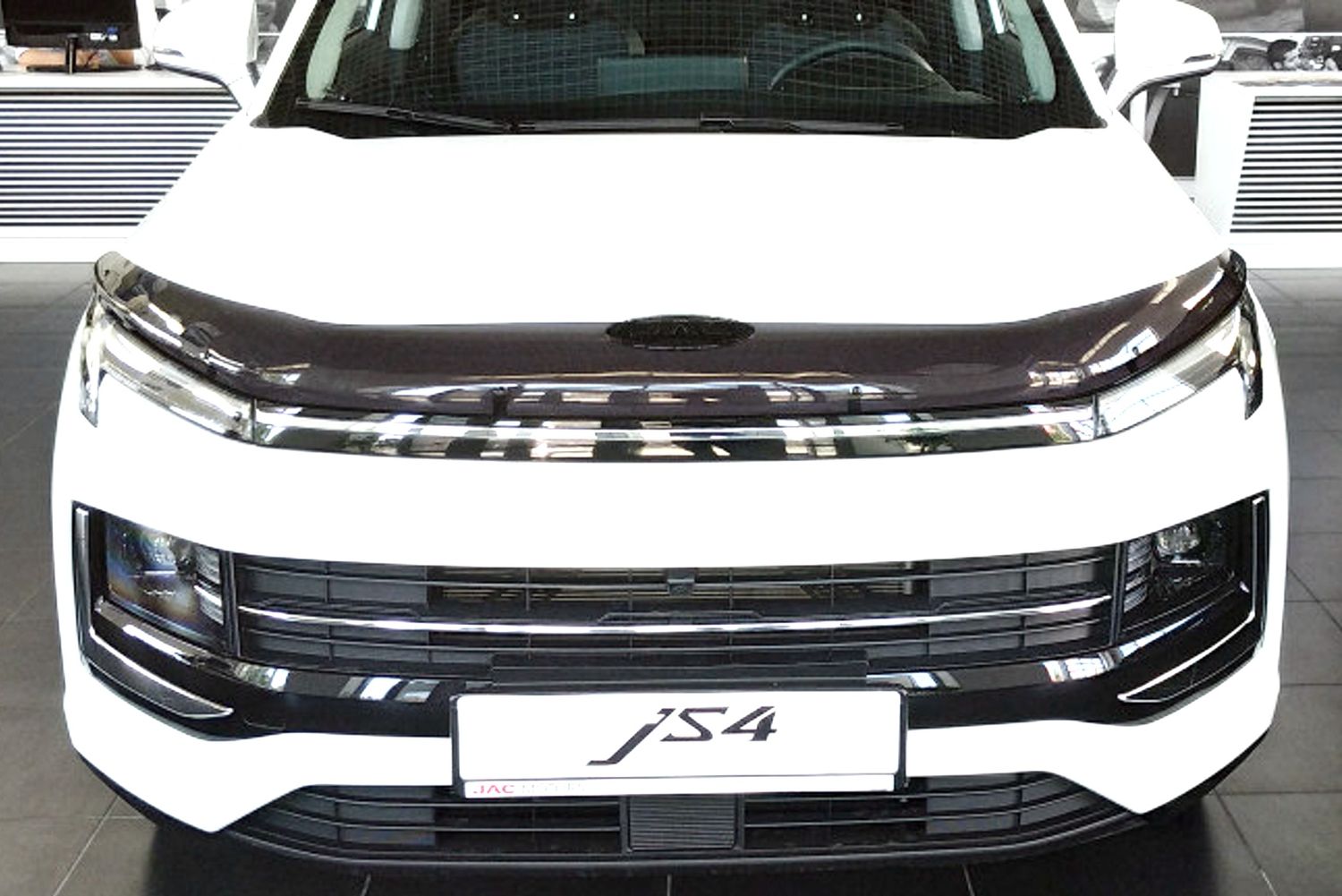 Дефлектор SIM для капота Jac JS4 2020-2026. Артикул SJACJS42012
