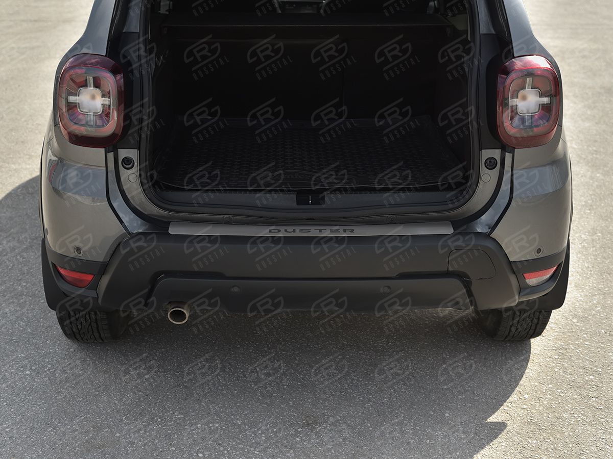 Накладка на задний бампер (лист нерж., шлифованный с надписью) RusStal для Renault Duster II 2021-2026. Артикул RDN-003813