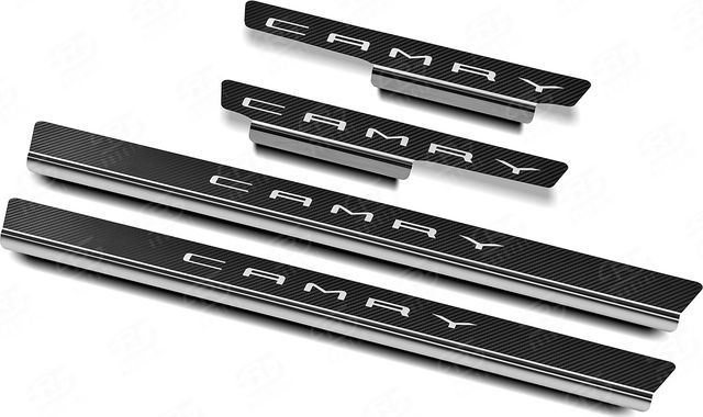 Накладки RusStal на пороги (лист нерж., карбон, надпись) для Toyota Camry 70 (V70, XV70) 2017-2026. Артикул TOYCAM18-06