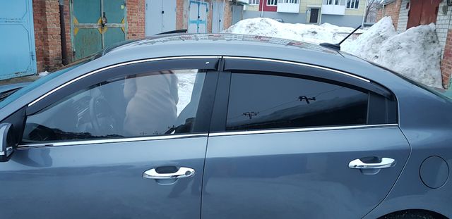 Дефлекторы Cobra для окон (c хром. молдингом) Kia Rio IV седан 2017-2026. Артикул K15017CR