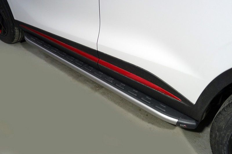 Пороги алюминиевые ТСС с пластиковой накладкой 1720 мм для Omoda C5 2WD 2022-2026 Карбон серебро. Артикул OMOC522-09SL