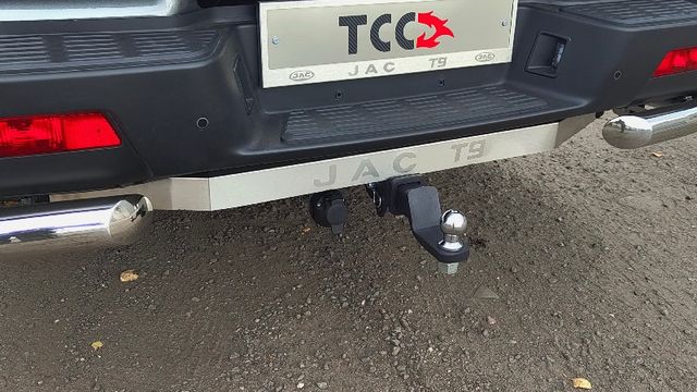 Фаркоп ТСС оцинкованный под американский квадрат для Jac Т9 (4WD дизель) 2024-2026 (нерж. шар) с накладкой с надписью JAC. Артикул TCU00428N