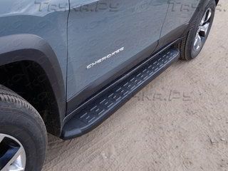 Пороги алюминиевые ТСС с пластиковой накладкой 1720 мм для Jeep Cherokee (Trailhawk) 2014-2018 Карбон черные. Артикул JEEPCHERTRAIL14-18BL