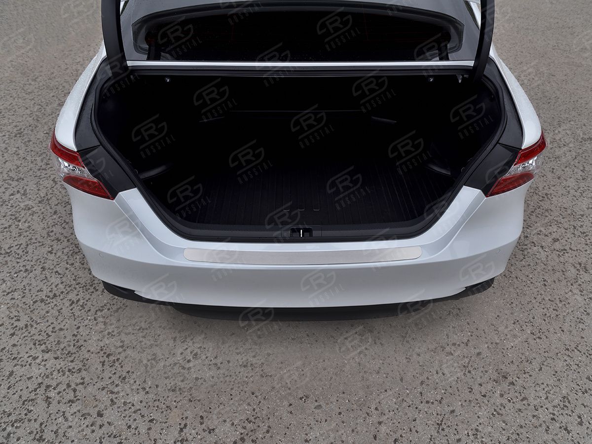 Накладка на задний бампер RusStal для Toyota Camry 70 (V70, XV70) XV70 2017-2026 (лист нерж. шлифованный). Артикул TCAMN-003470