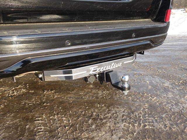 Фаркоп ТСС оцинкованный под американский квадрат для Toyota Land Cruiser 200 Executive/Executive Lounge 2016-2021 с накладкой из нержавеющей стали. Артикул TCU00045