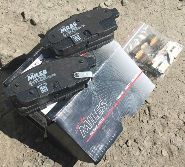 Тормозные колодки Miles (Low-Metallic) задние для Chevrolet Tracker III (Trax) 2012-2026. Артикул E410056