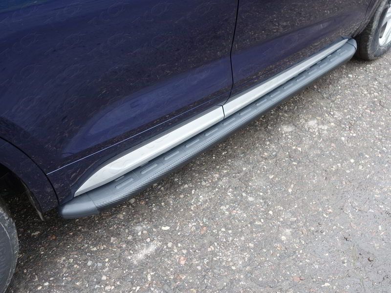 Пороги алюминиевые ТСС с пластиковой накладкой 1820 мм для Audi Q5 II (без пневмоподвески) 2017-2026 Карбон черные. Артикул AUDIQ517-20BL