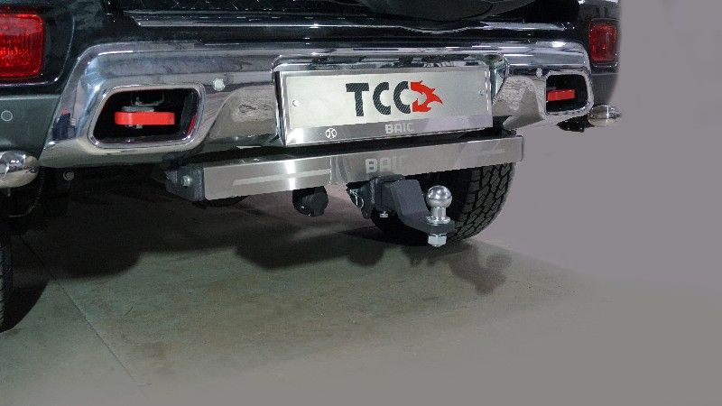 Фаркоп ТСС оцинкованный под американский квадрат для Baic BJ40 2.0L 4WD 2023-2026 с накладкой с надписью Baic (нерж. шар). Артикул TCU00399N