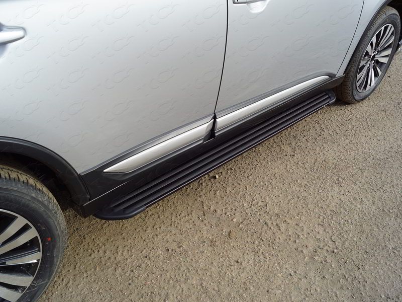 Пороги алюминиевые ТСС Slim Line Black 1720 мм для Mitsubishi Outlander III 3-й рестайлинг 2018-2022. Артикул MITOUT18-31B