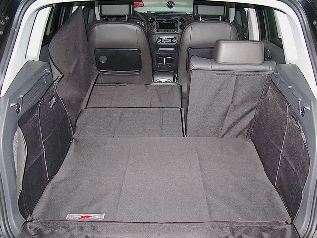 Защитный чехол AUTOSMSTUDIO "Maxi" в багажник автомобиля для Volkswagen Tiguan I 2006-2017, серый. Артикул TP-VW3TI-MAXI-GR