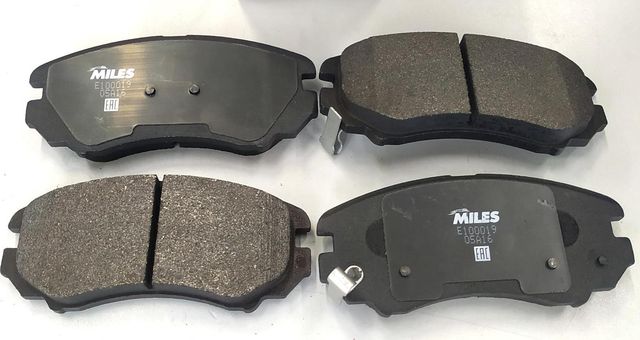 Тормозные колодки Miles (Semi-Metallic) передние для Kia Magentis II 2005-2010. Артикул E100019