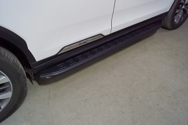 Пороги алюминиевые ТСС с пластиковой накладкой 1820 мм для  GAC GS8 2.0T 4WD 2021-2023 Карбон черные. Артикул GACGS821-18BL