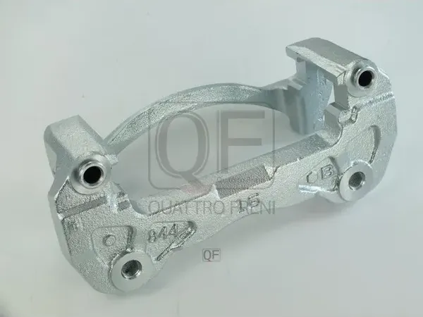 СКОБА СУППОРТА FR LH (Quattro Freni). Артикул QF10F00108
