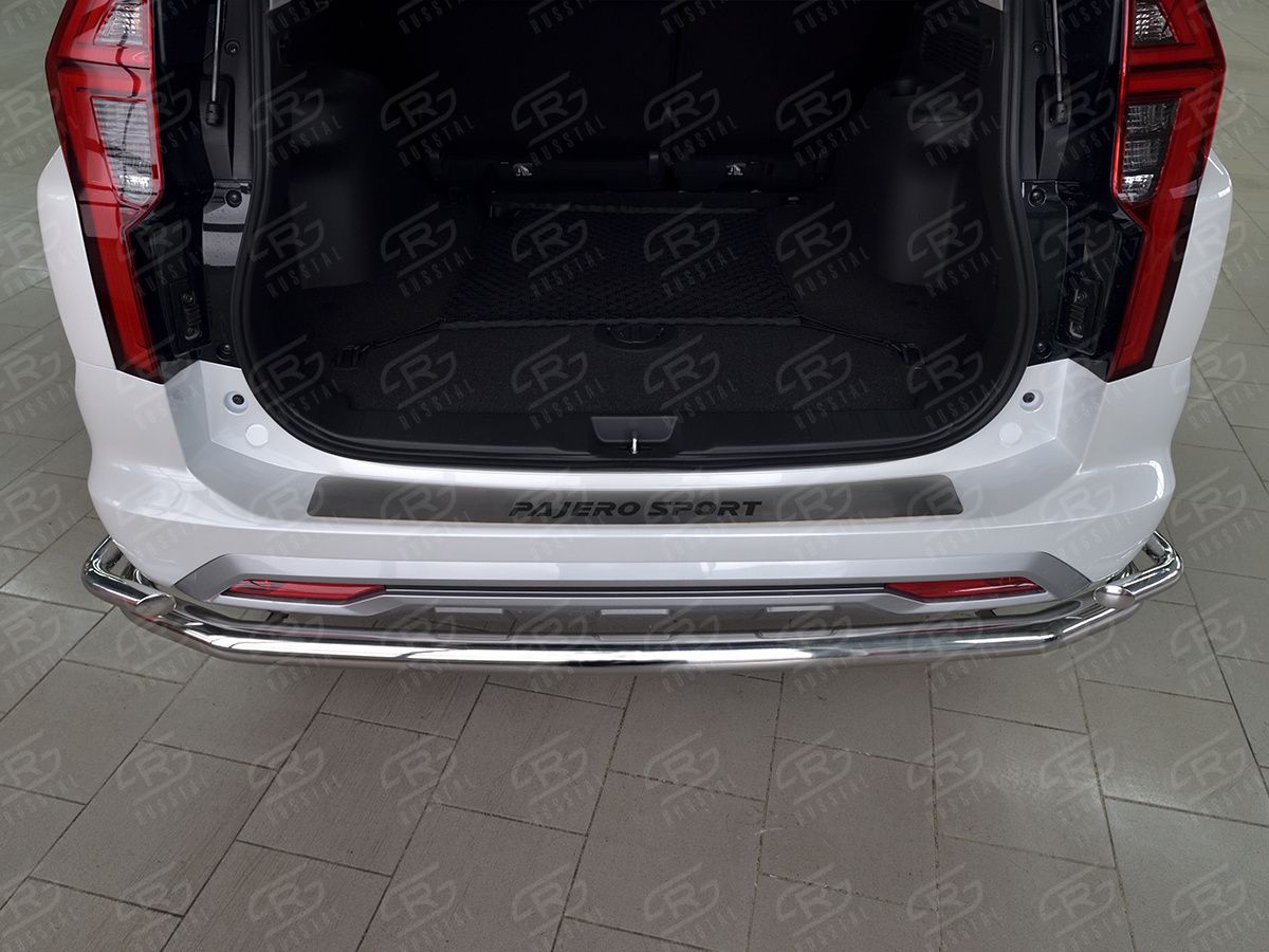 Накладка на задний бампер (лист нерж., шлифованный с надписью) RusStal для Mitsubishi Pajero Sport 2021-2026. Артикул MPJSN-003666