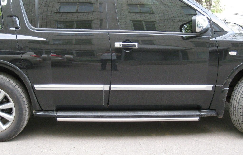 Защита порогов RusStal труба d42 по дверям (вариант 1) для Infiniti QX56 II 2004-2009. Артикул IQT-0003231