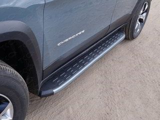 Пороги алюминиевые ТСС с пластиковой накладкой 1720 мм для Jeep Cherokee (Trailhawk) 2014-2018 Карбон серебро. Артикул JEEPCHERTRAIL14-18SL