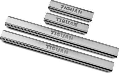 Накладки RusStal на пороги (лист нерж. шлифованный с надписью) для Volkswagen Tiguan II 2017-2024. Артикул VWTIG17-03