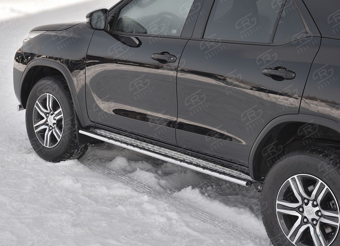 Защита порогов RusStal труба 75х42 овал с проступью (Лист алюм пыльник) для Toyota Fortuner II (для России) 2017-2020. Артикул TFO-002885