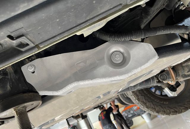 Защита алюминевая Falcon для нижнего продольного рычага заднего моста Tank 300 2021-2026. Артикул 8119223053