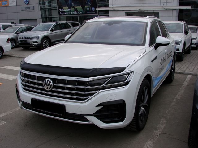 Дефлектор SIM для капота Volkswagen Touareg III 2018-2026. Артикул SVOTOU1812