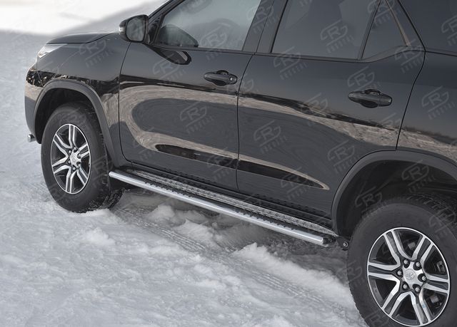 Защита порогов RusStal труба 120х60 овал с проступью (Лист алюм пыльник) для Toyota Fortuner II (для России) 2017-2020. Артикул TFO-002884