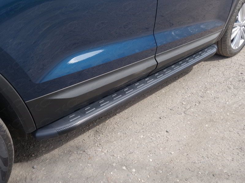 Пороги алюминиевые ТСС с пластиковой накладкой 1820 мм для Skoda Kodiaq 2017-2023 Карбон черные. Артикул SKOKOD17-11BL