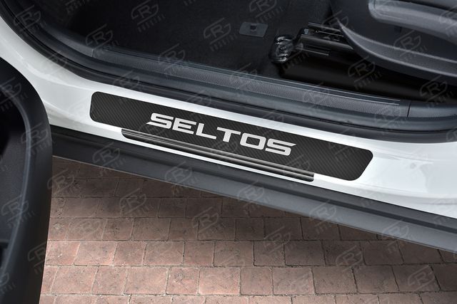 Накладки RusStal на пороги (нерж., карбон, надпись) для Kia Seltos 2020-2026. Артикул KIASEL20-06