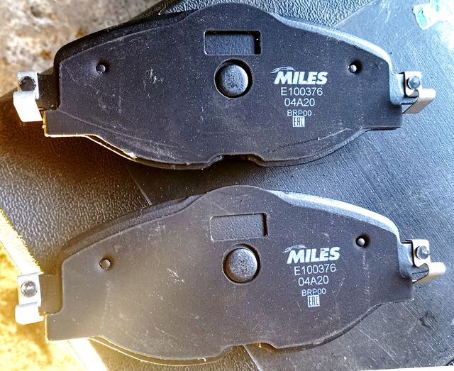 Тормозные колодки Miles (Semi-Metallic). Артикул E100376