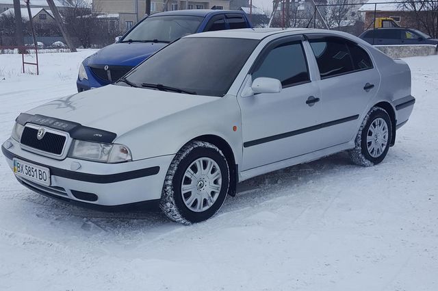 Дефлектор VT52 для капота Skoda Octavia Tour универсал 1996-2010. Артикул SK03VT