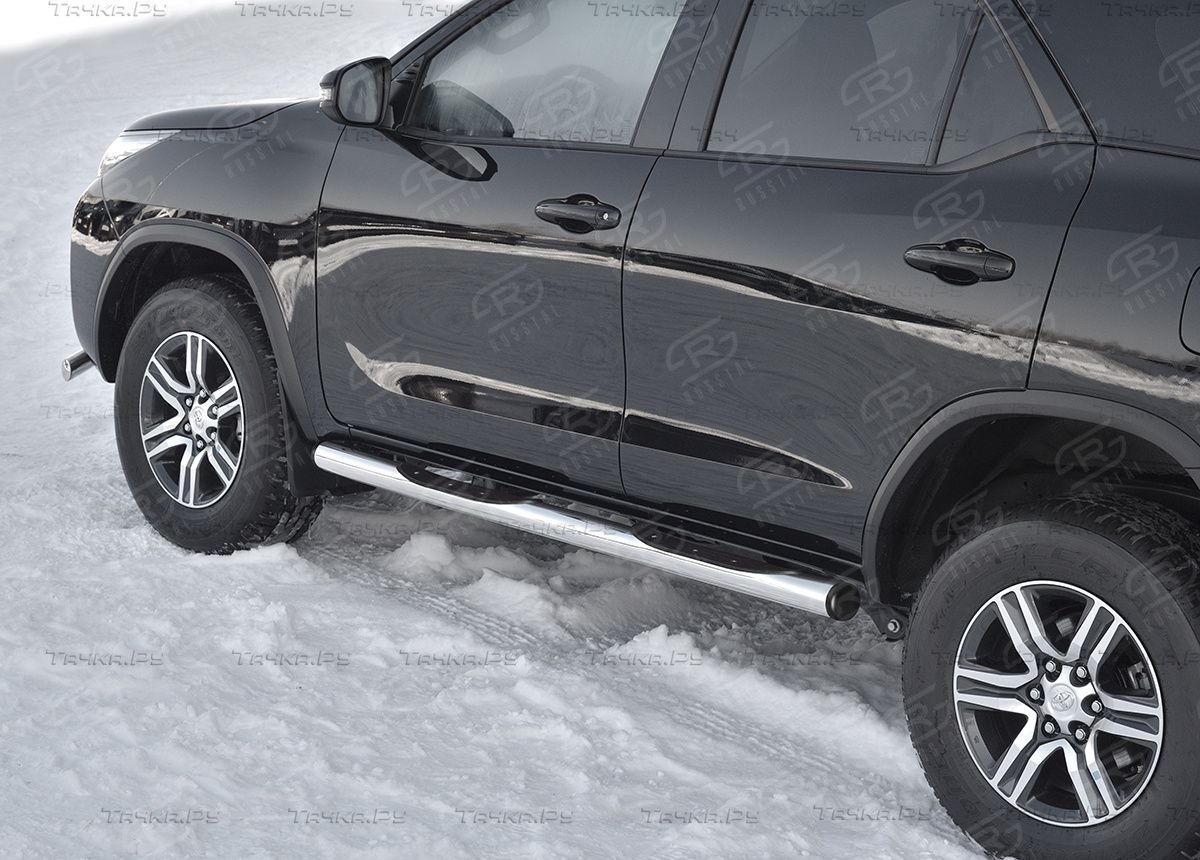 Защита порогов RusStal труба d76 с накладкой (вариант 2) для Toyota Fortuner II 2020-2026. Артикул TFRT-0035342